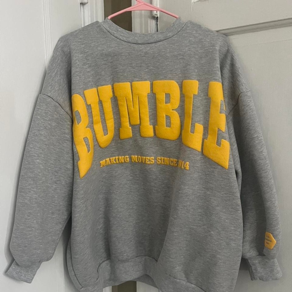 Bumble‎ Gray Crew Neck Sweatshirt Small Making Moves Since 14 Pullover